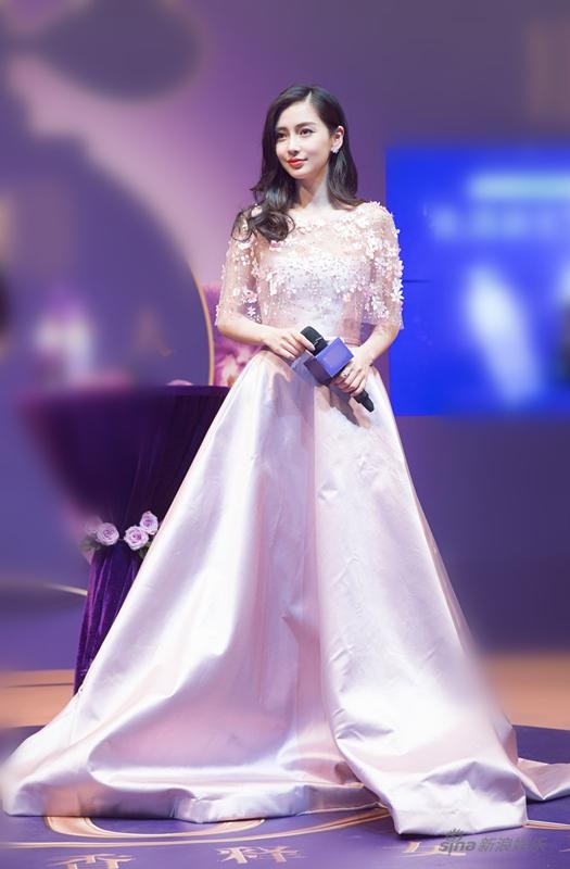 Angela Baby xuất hiện rạng ngời sau ba tháng sinh con - Ảnh 4 Angela Baby xuất hiện rạng ngời sau ba tháng sinh con - Ảnh 4